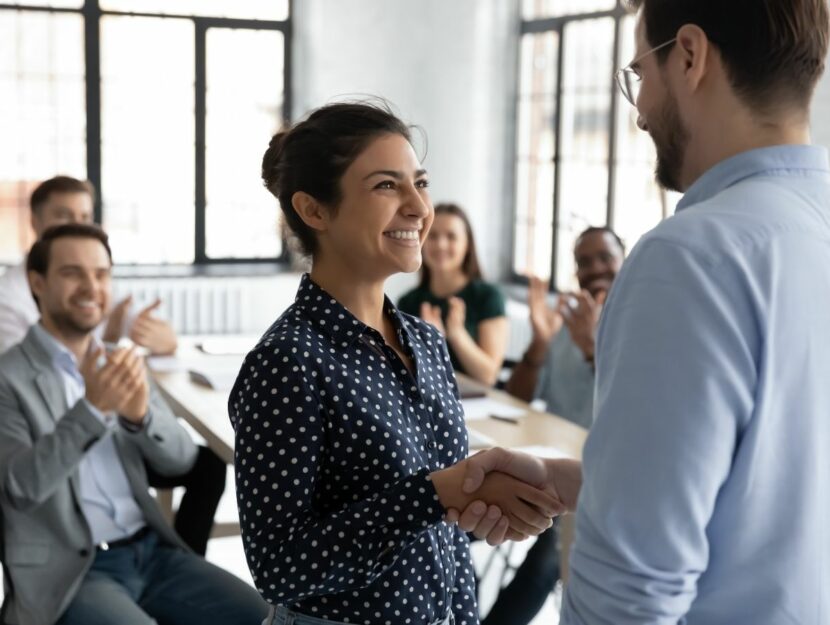 come farsi notare sul lavoro, ragazza che riceve i complimenti al lavoro