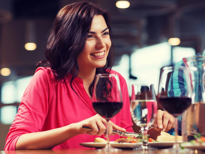 Ragazza sorridente al ristorante