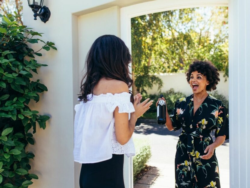 invito in una nuova casa, ragazze alla porta che si salutano