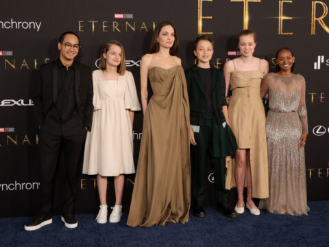 Angelina Jolie con i figli sul red carpet del film Eternals
