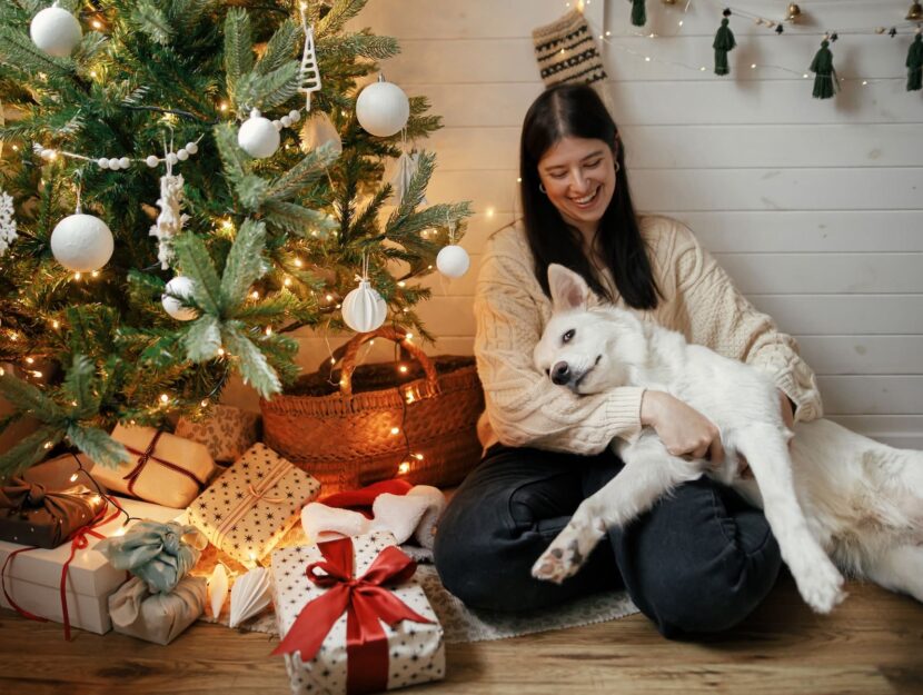 Donna con cane a Natale