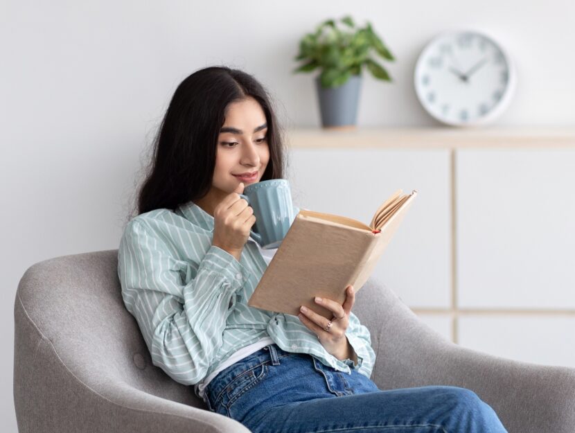 Leggere un buon libro in un'angolo lettura bello e rilassante è un vero piacere