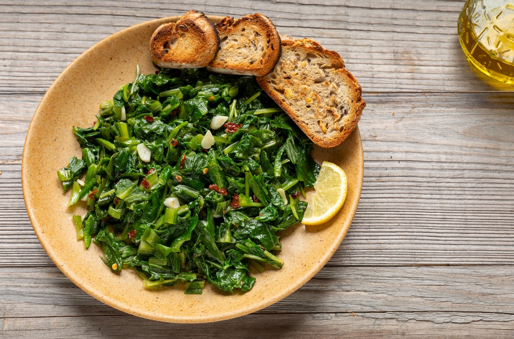 piatto con cicoria e crostini di pane