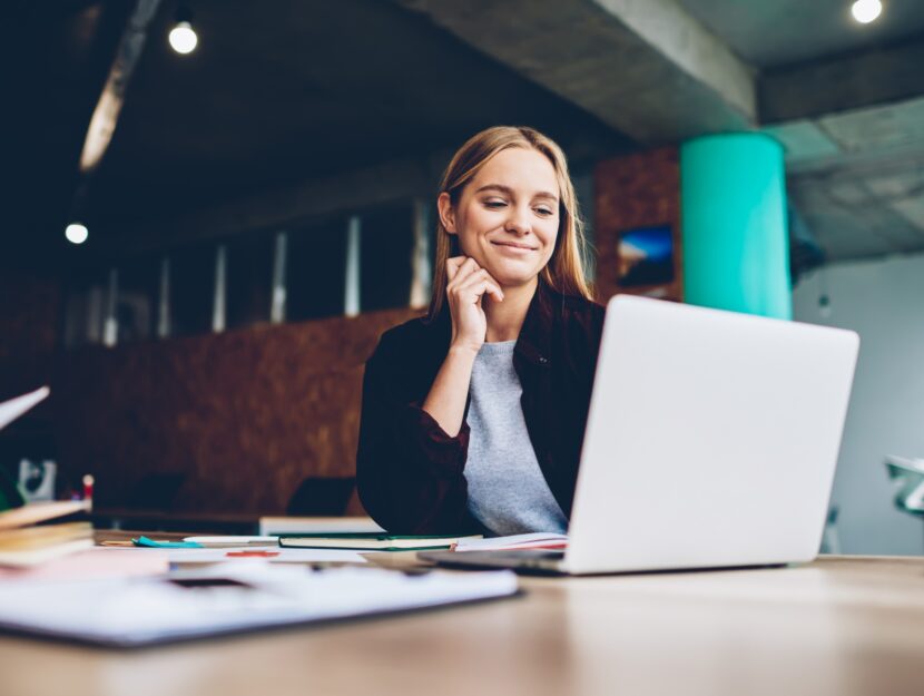 ragazza alla scrivania in ufficio