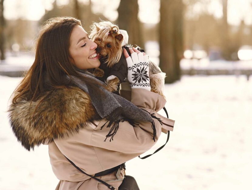 Donna e cane insieme