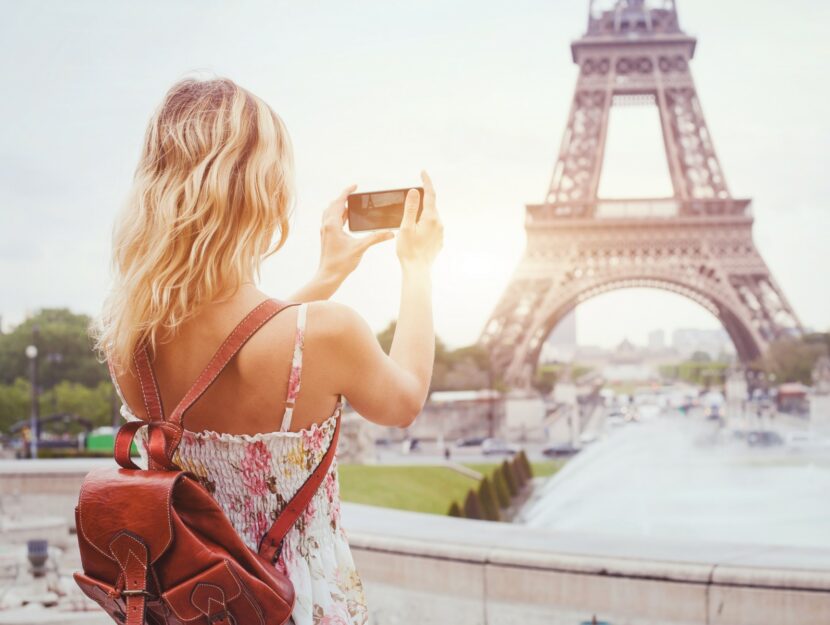 ragazza che fotografa la Torre Eiffel