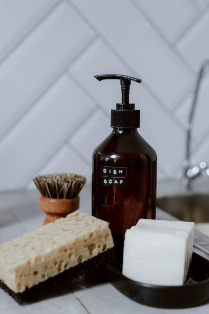 sapone e spugna sul lavandino