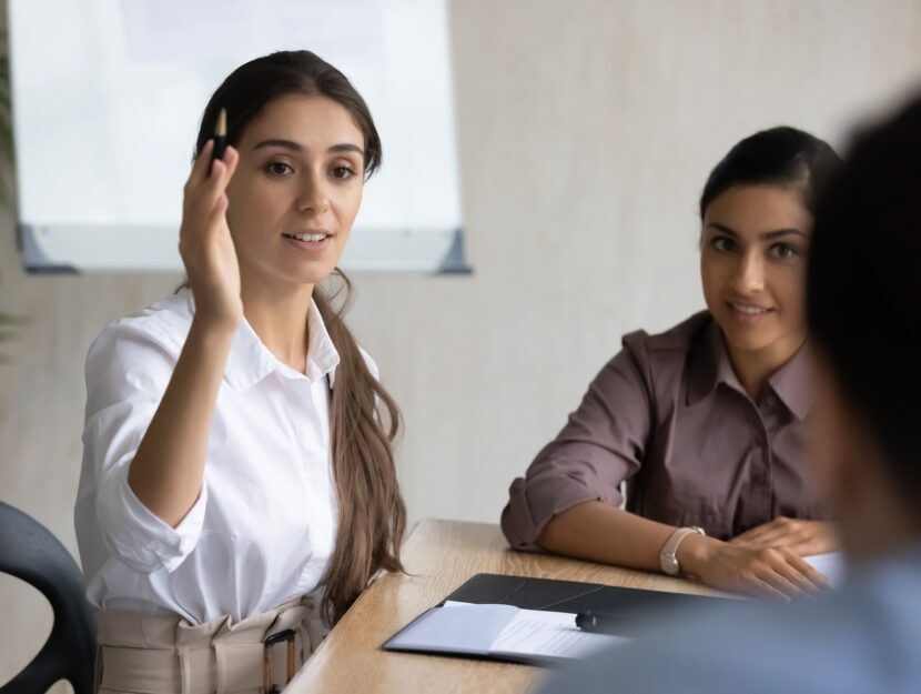 Donna che fa una domanda sul lavoro