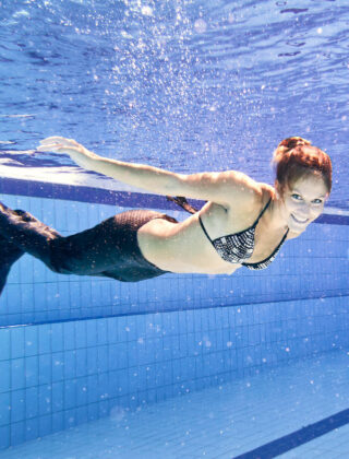 Mermaiding, impara a nuotare con la monopinna