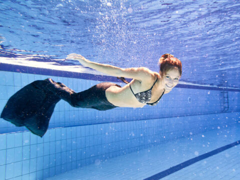 Mermaiding, impara a nuotare con la monopinna