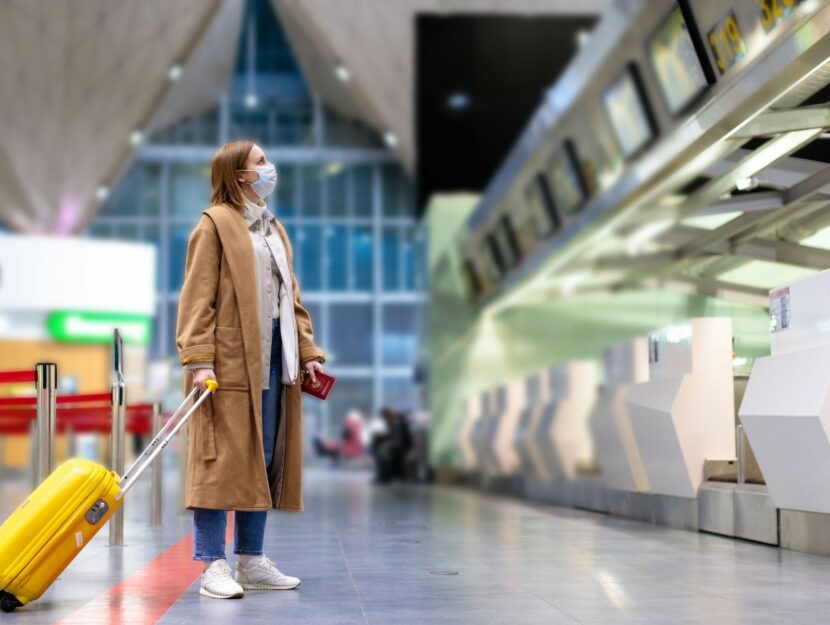 ragazza in aeroporto dopo il covid, regole se stai tornando a volare