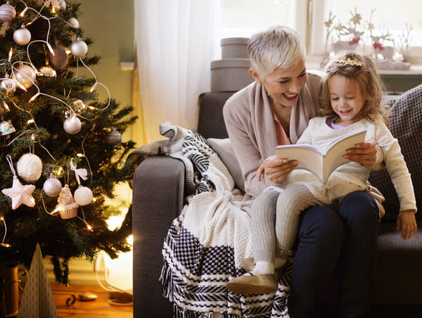 Bambina libro nonna Natale