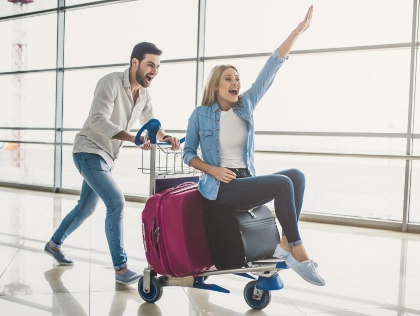 Coppia pronta ad un viaggio in aereo