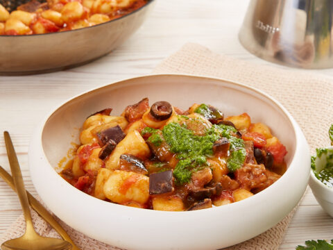 Gnocchi al pomodoro con mix di peperoni e zucchine con olio al prezzemolo