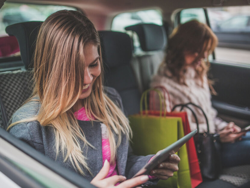 Ragazze taxi tablet