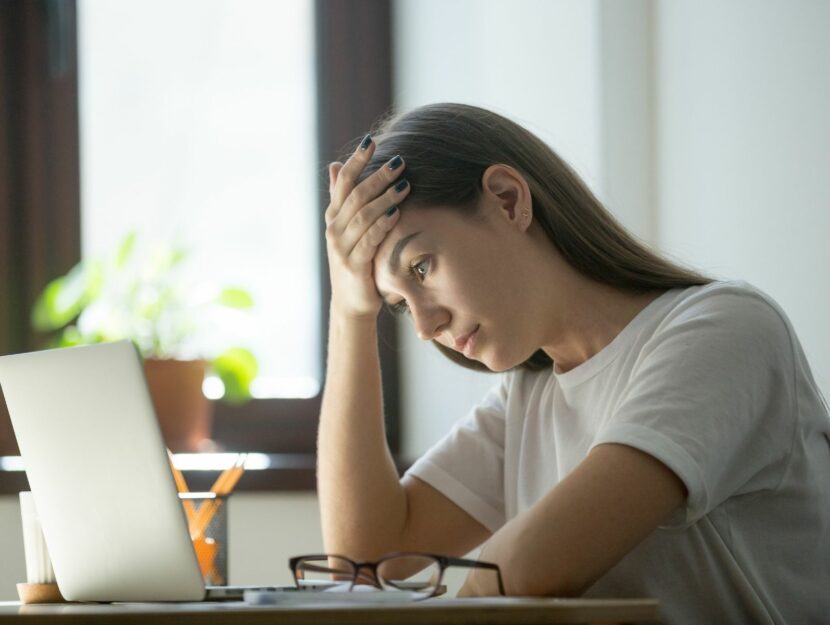 ragazza malinconica al computer, allontanarti dal capo