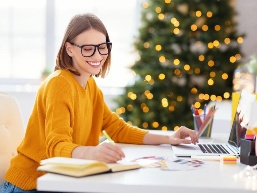 donna al computer a natale, motivare il team