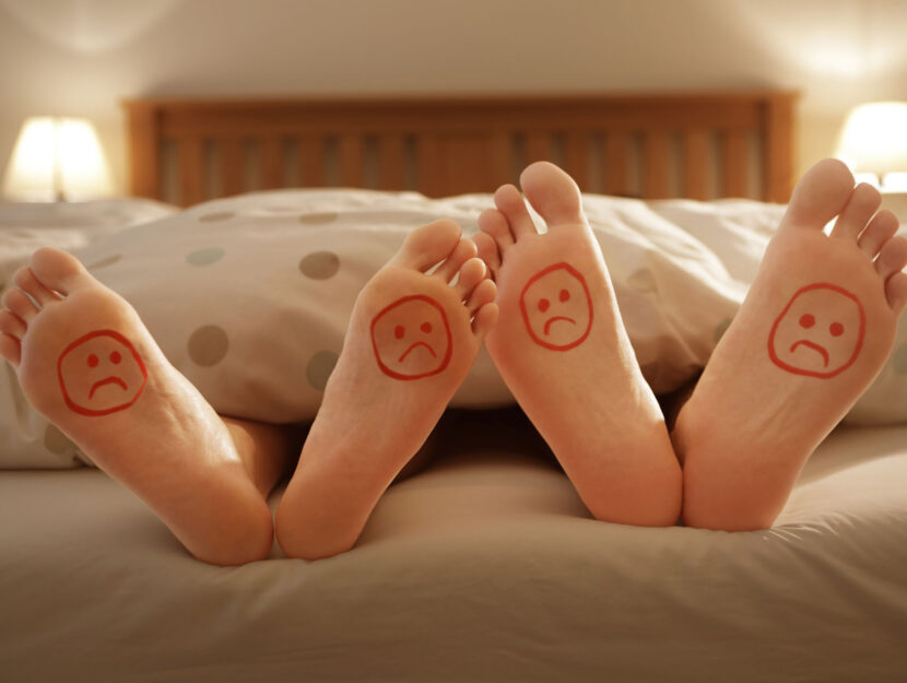 Amanti emoticon tristi letto