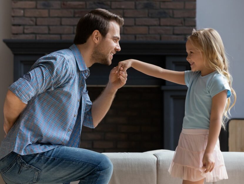 Padre che bacia la mano alla figlia