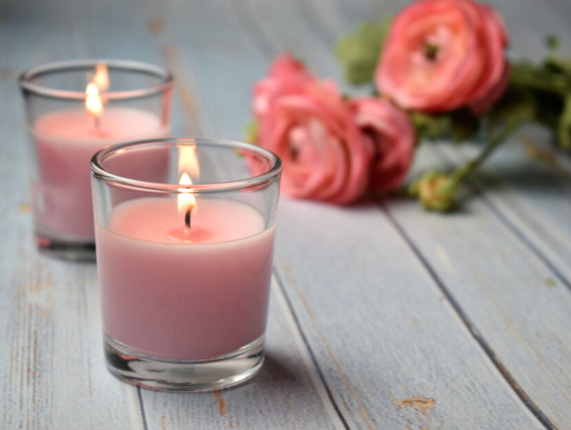 Candele fiori rosa su tavolo