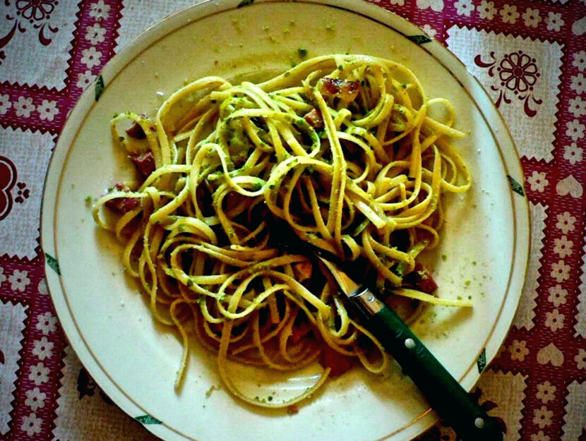 Linguine con speck cipolla e pistacchi