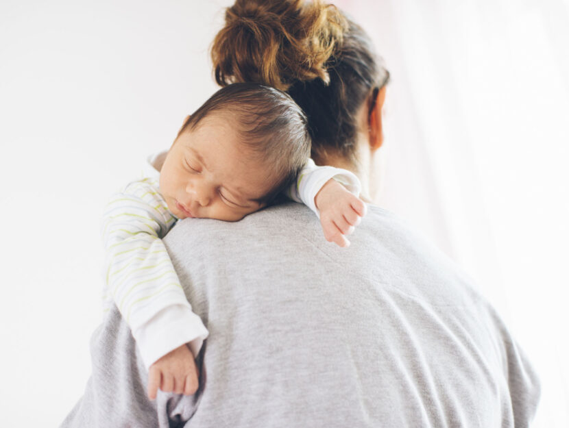 Mamma con bebe in braccio