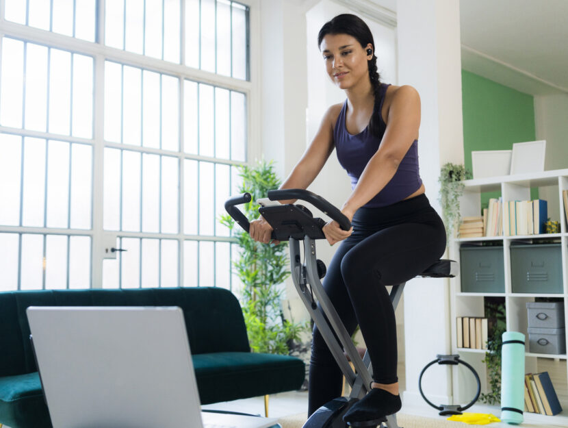 Ragazza cyclette casa