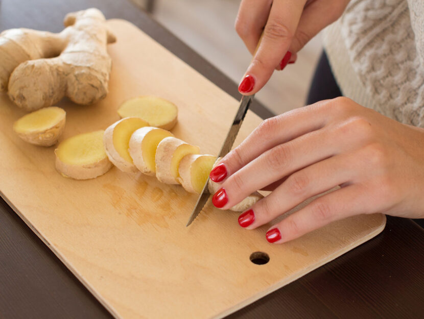 Zenzero tagliere donna cucina