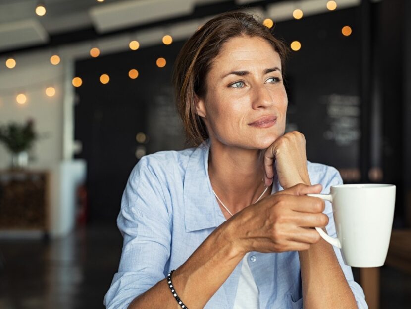 donna che pensa con un caffè in mano, allenare la memoria