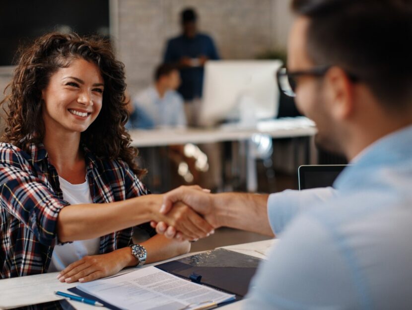 ragazza a un colloquio di lavoro, domande al futuro capo