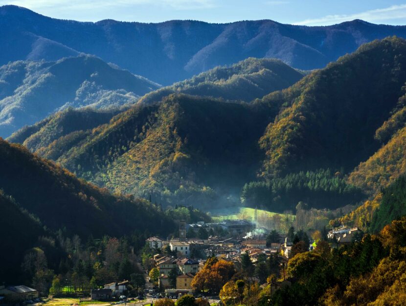 Bagno di Romagna, in provincia di Forlì-Cesena, a 77 km da Arezzo e 50 da Cesena