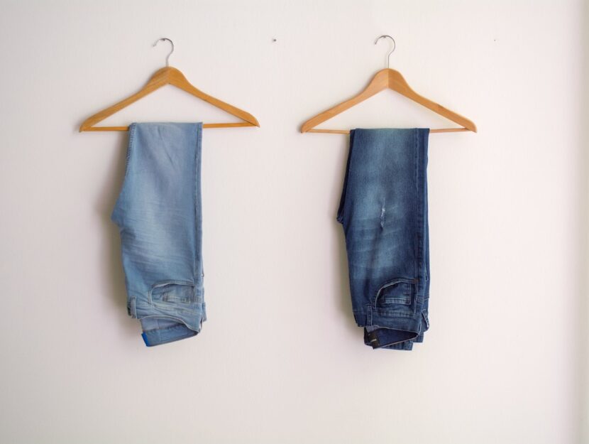 Jeans appesi alle grucce su una parete