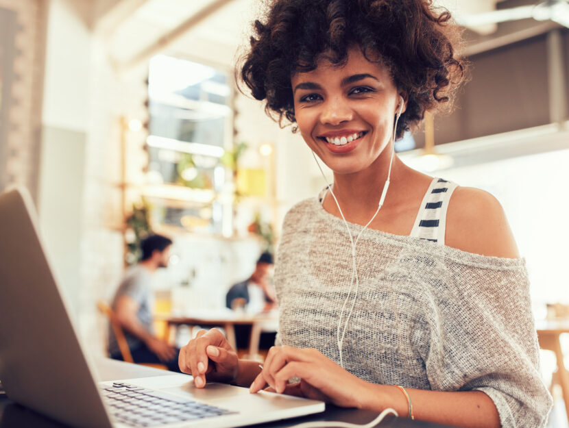 Ragazza sorridente al computer