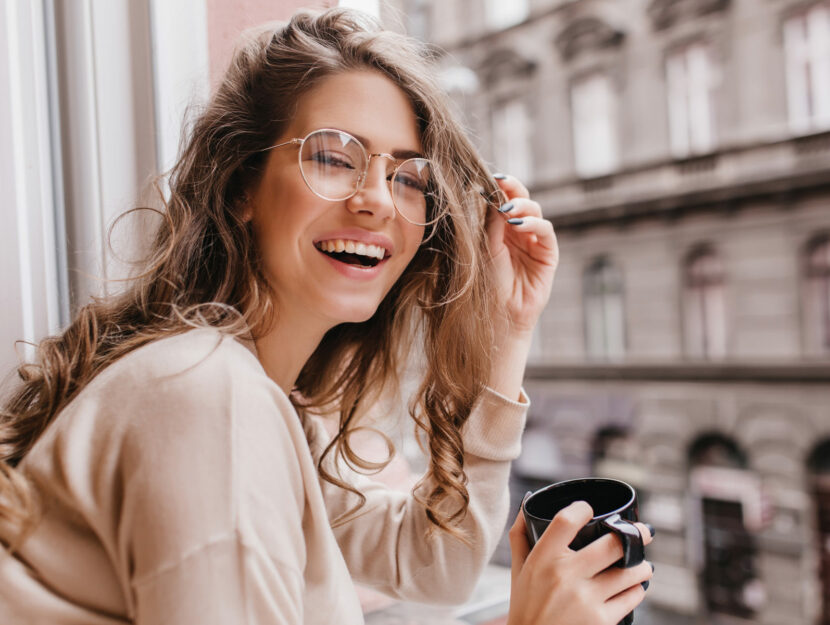 Donna sorridente che non paragona i propri sentimenti a quelli degli altri