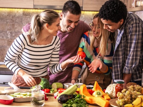 Cena con ospiti vegetariani e vegani: le regole di galateo da non dimenticare