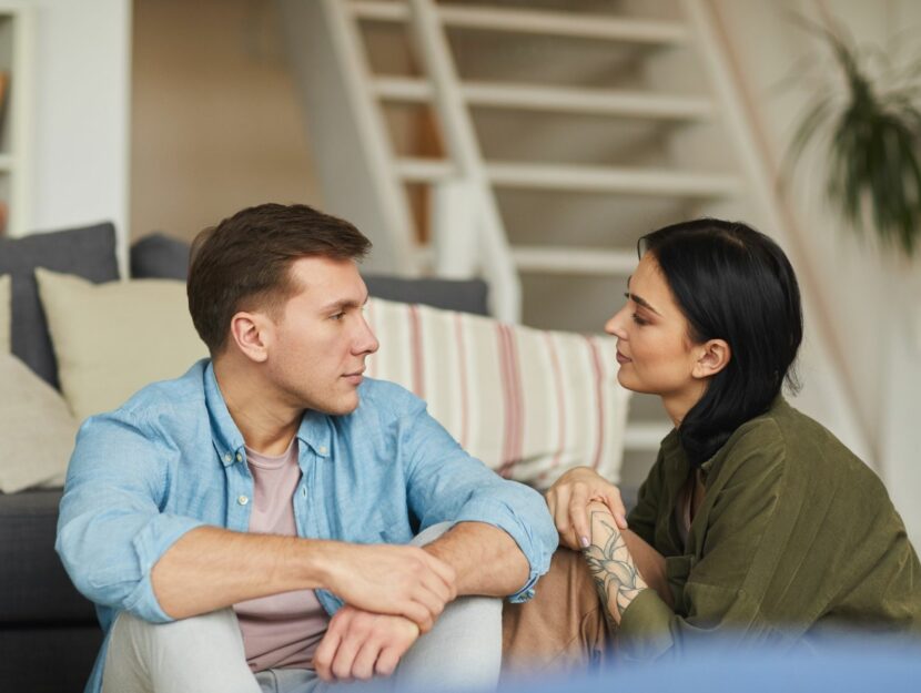 Ragazza che parla con il partner distante