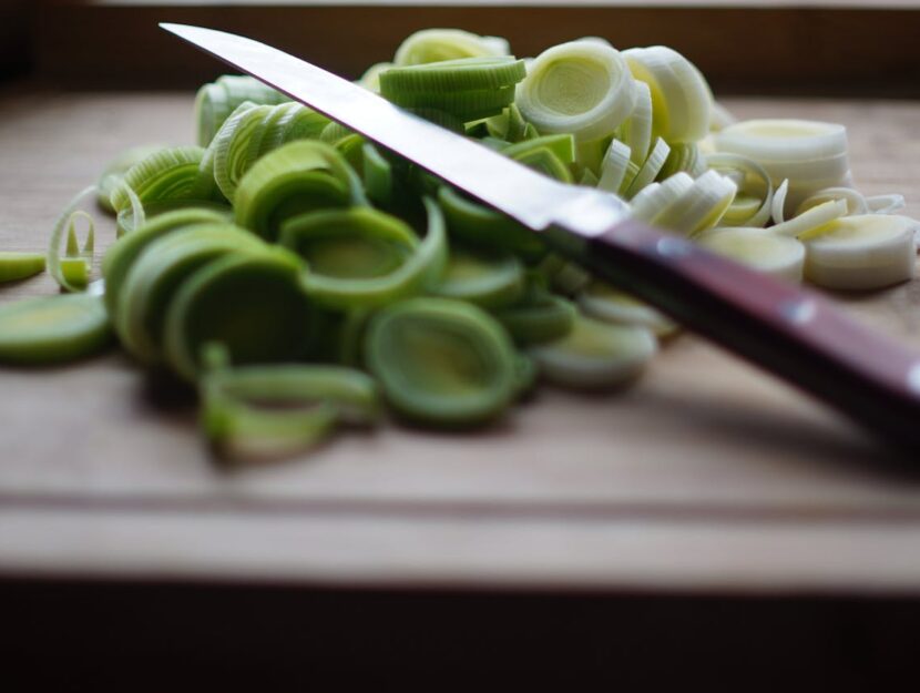 porri tagliati sul tagliere
