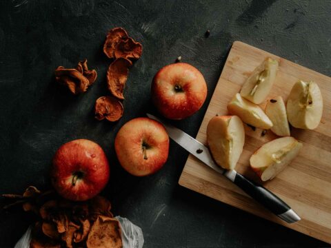 Sapevi che puoi profumare la tua casa usando semplicemente le bucce di mela?