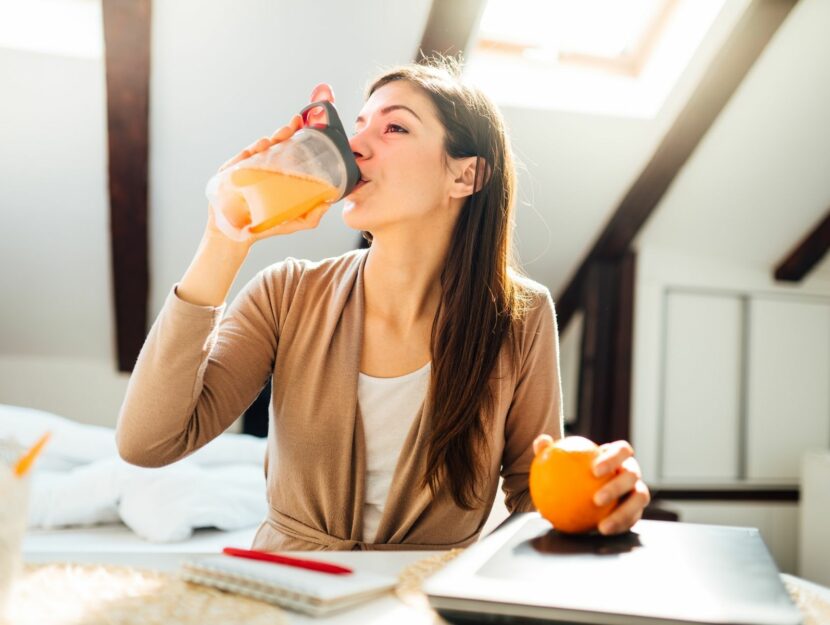donna che beve succo d'arancia, rafforzare il sistema immunitario