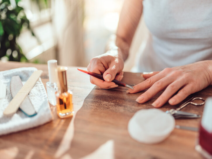 Come togliere lo smalto senza acetone facilmente