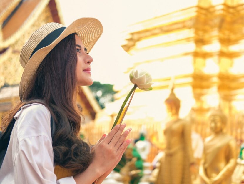 ragazza in un tempio buddhista