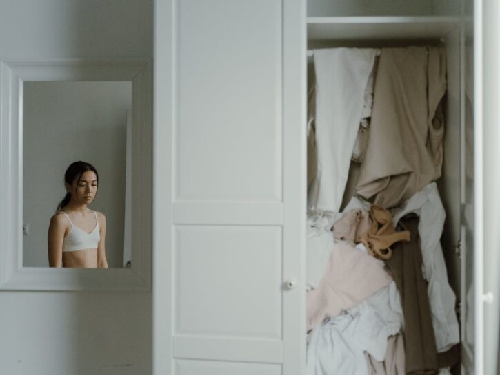 Organizzare la cabina armadio? Sistema vestiti e accessori
