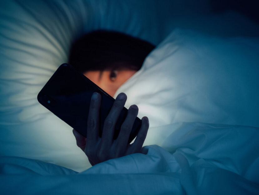 Donna notte cellulare a letto