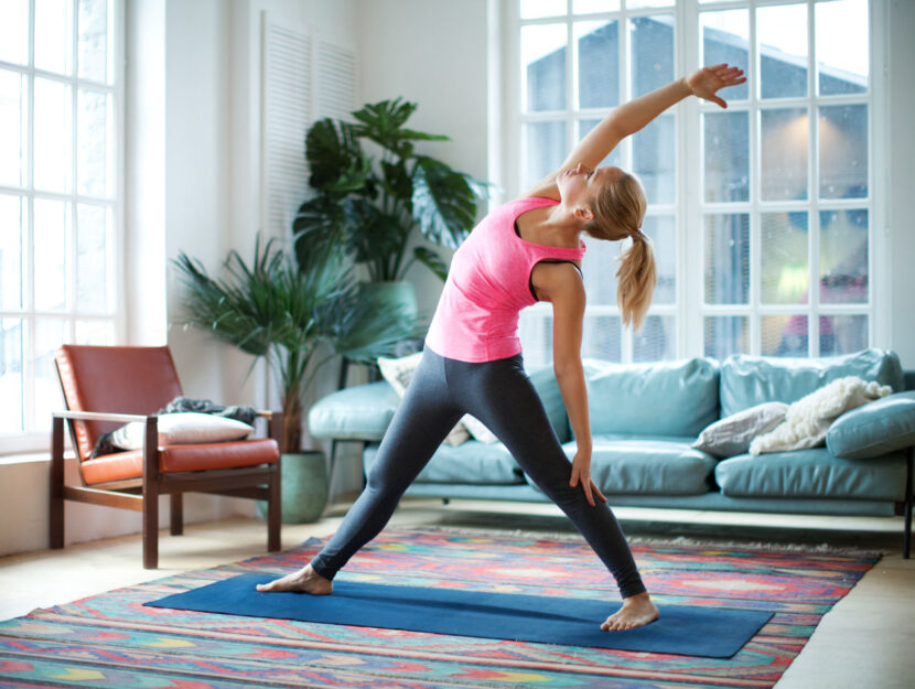 Donna stretching casa yoga