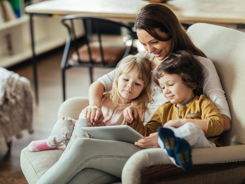 Madre figli tablet casa