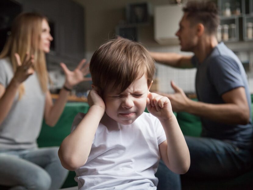 Bambino che non vuole sentire le urla dei genitori