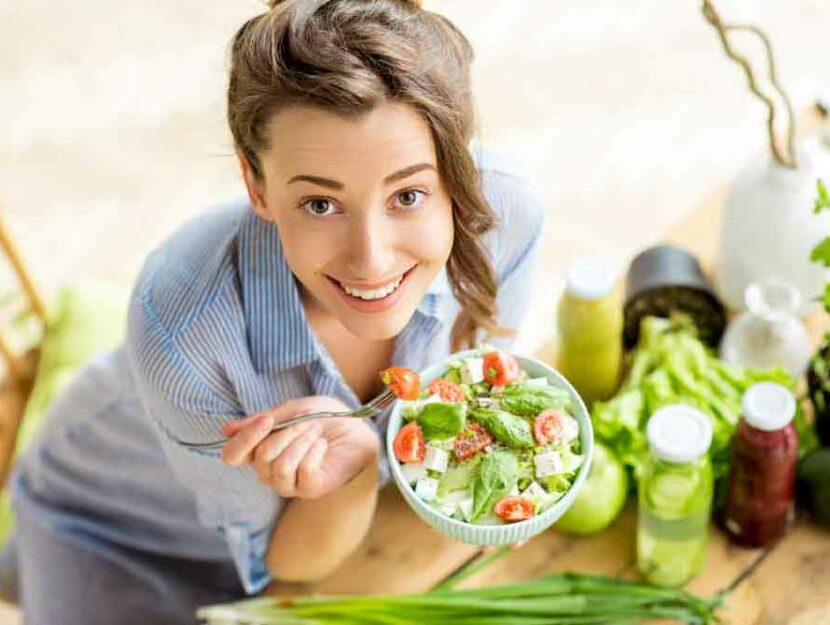 donna mangia verdura