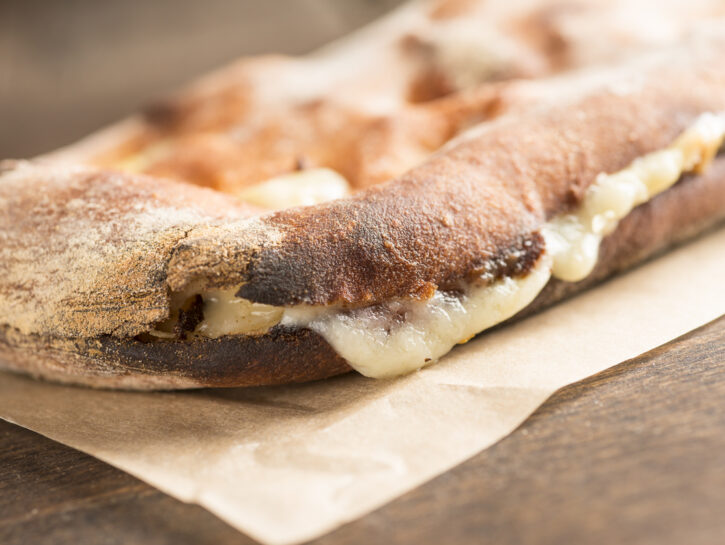 Focaccia provolone e origano
