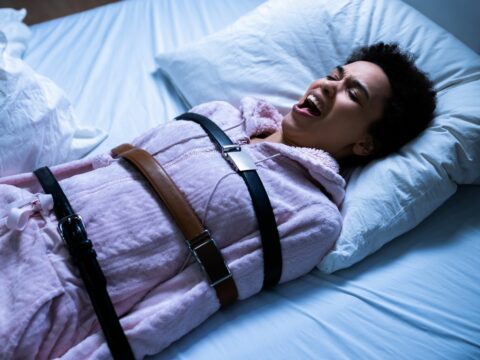 Cos'è e perché si verifica la paralisi del sonno?