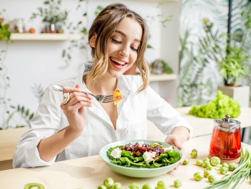 ragazza che mangia frutta e verdura